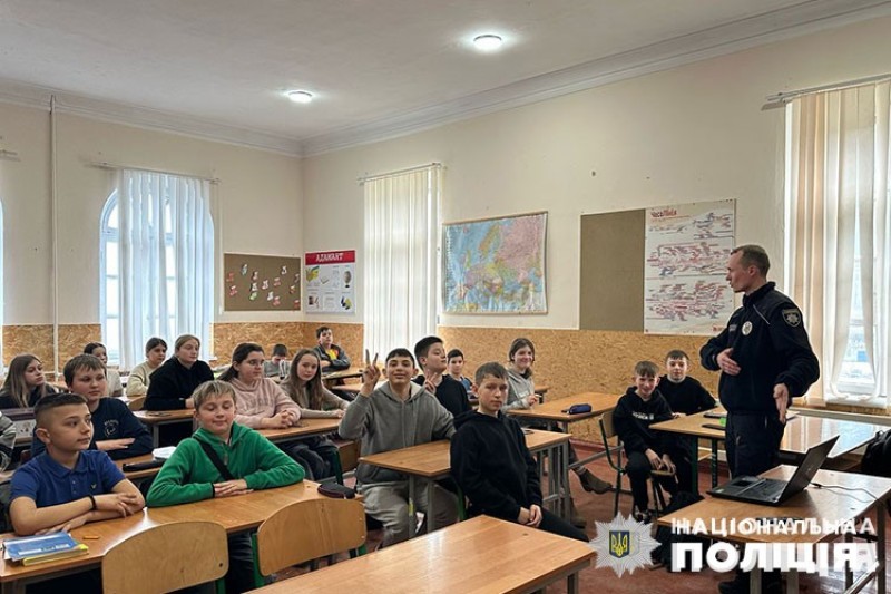 Працівник Національної поліції проводить профілактичну бесіду зі школярами