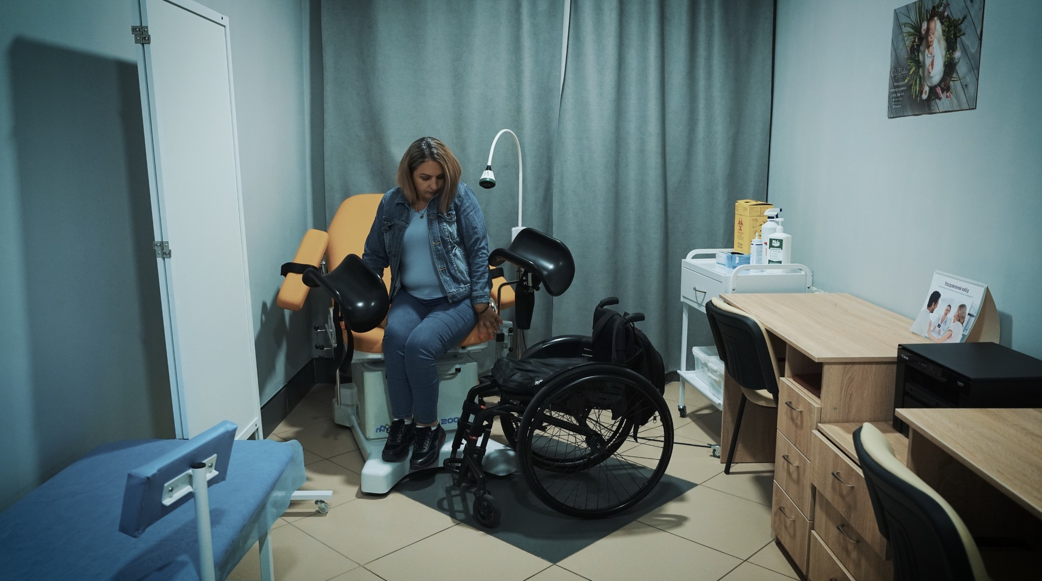 Жінка з інвалідністю у гінекологічному кабінеті